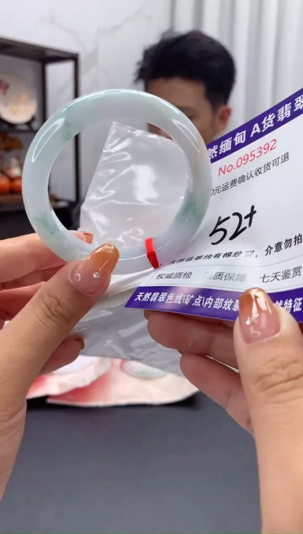 未镶嵌手镯翡翠有纹，完美者勿拍