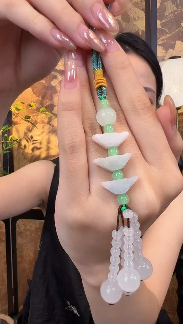 翡翠挂件未镶嵌翡翠