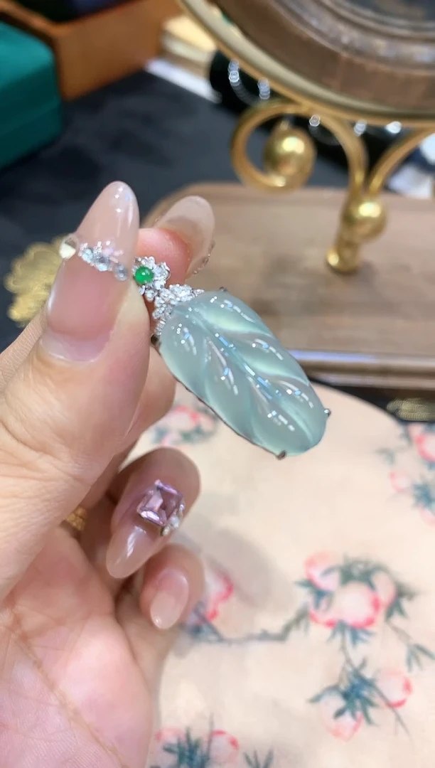 18K金镶嵌挂件翡翠叶子