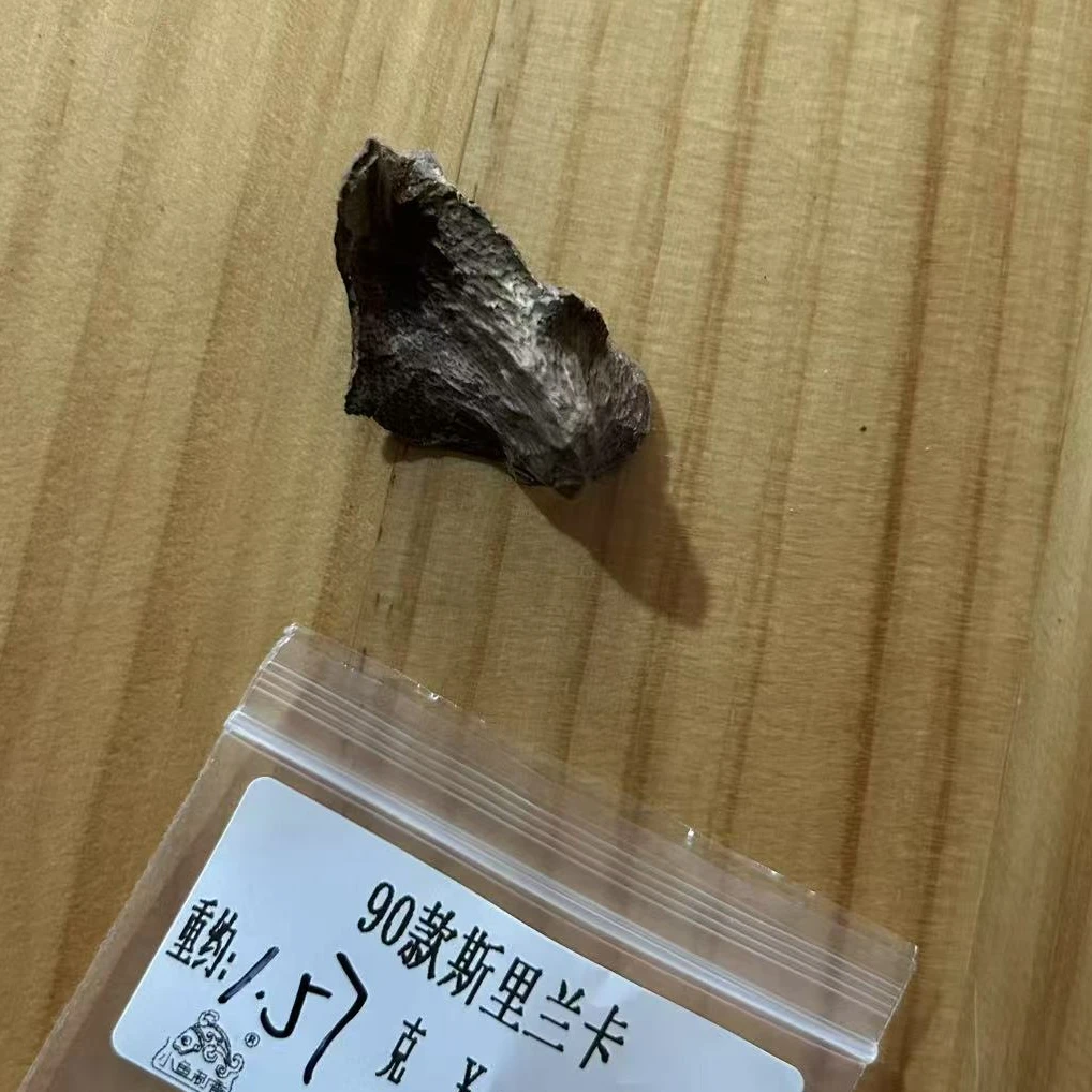 重约1.57克  90款斯里兰卡（料）天然木艺