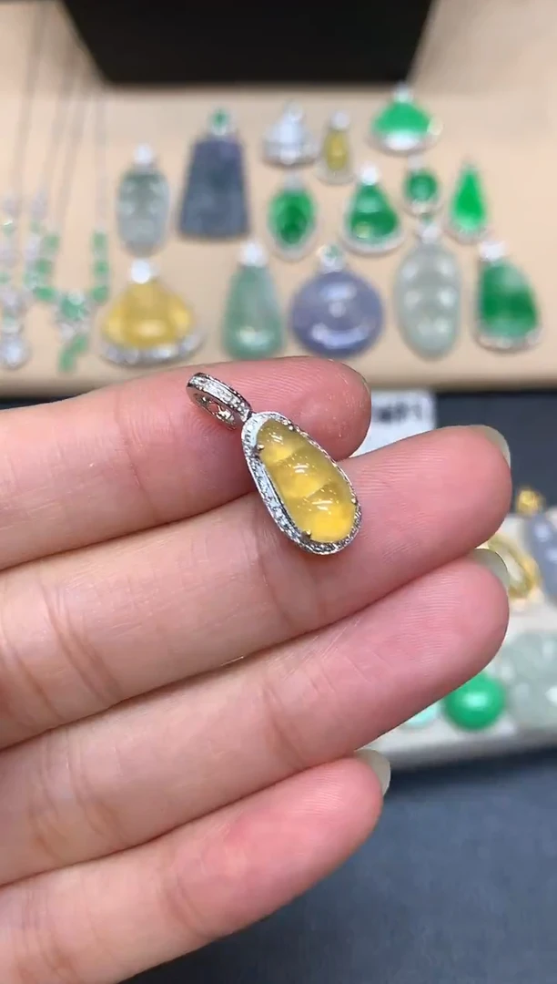 颈饰18K金镶嵌翡翠福豆【无服务费