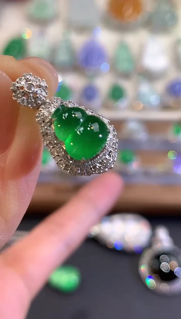 吊坠(不含链)18K金镶嵌翡翠小**球q16