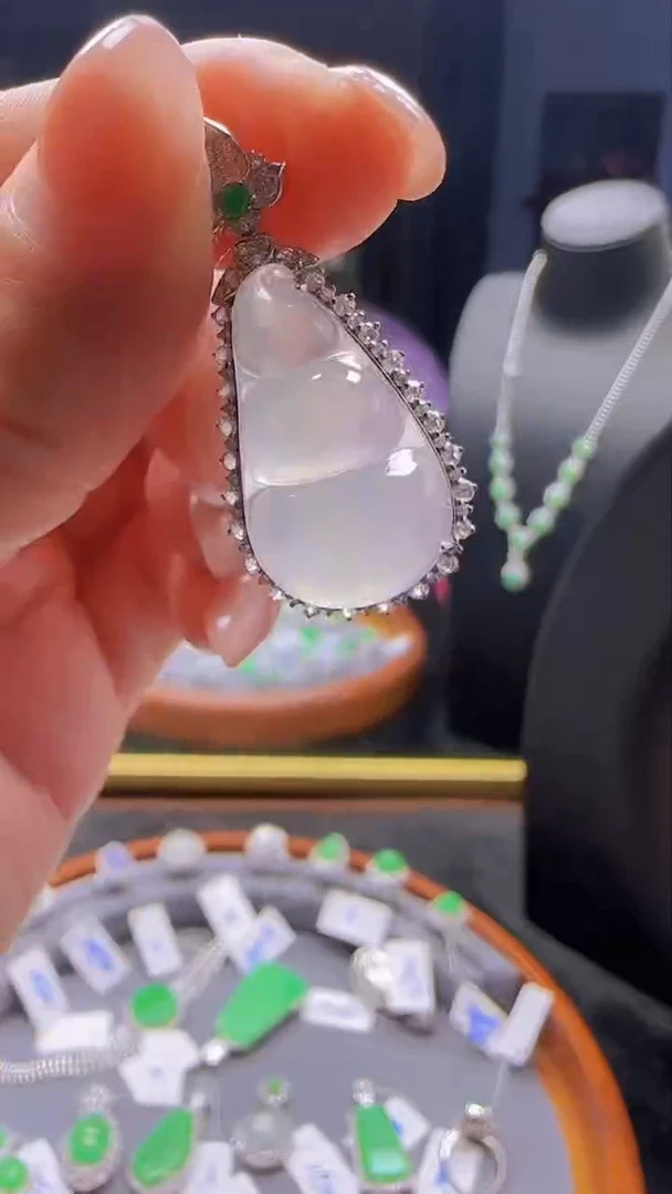 【闪购商品】翡翠吊坠(不含链)18K金镶嵌天然缅甸翡翠A货冰白冰福豆