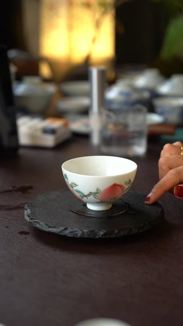 景德镇全手工手绘粉彩桃子鸡心杯