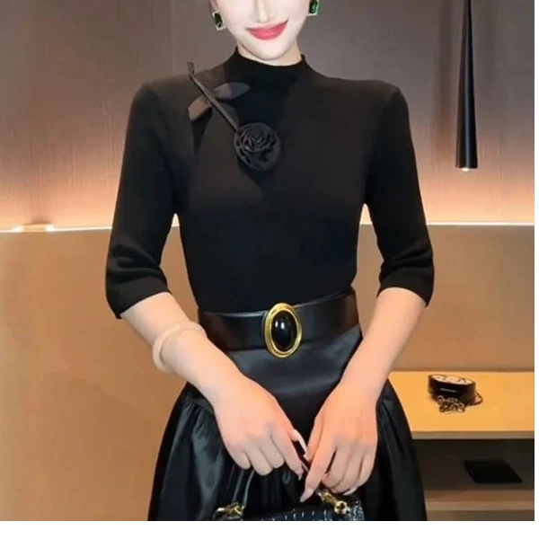 2025秋冬新款气质修身显瘦洋气时尚立体花朵中袖上衣8008