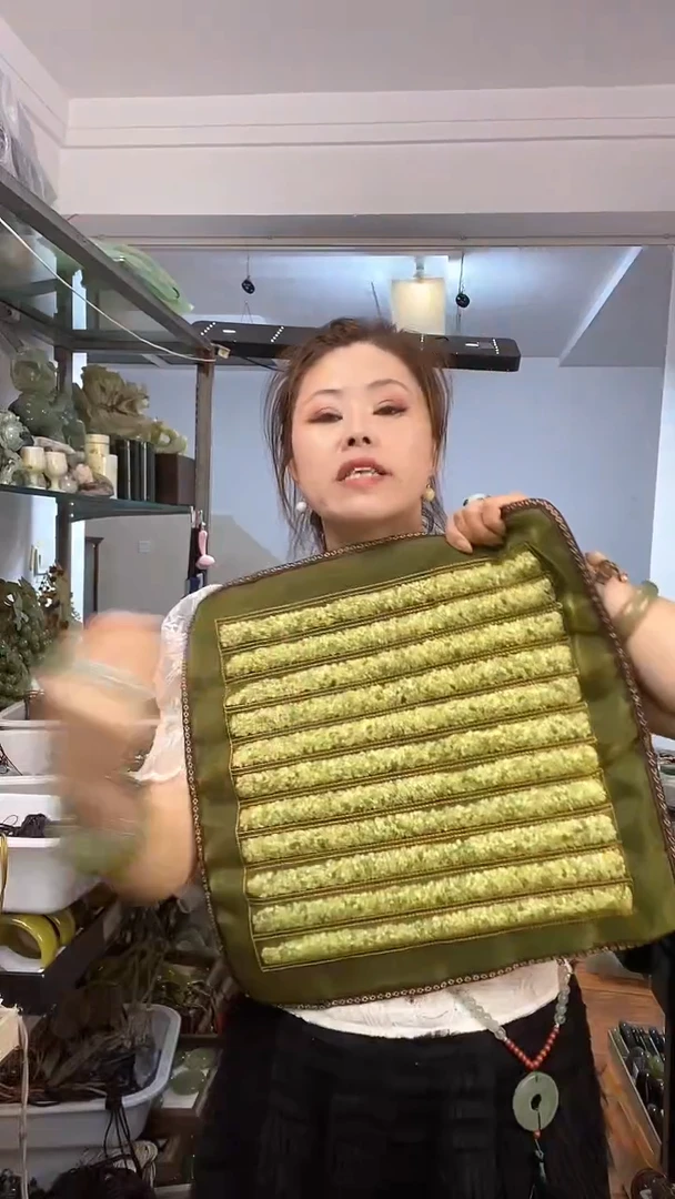 蛇纹石玉未镶嵌坐垫多样性发货其中之一