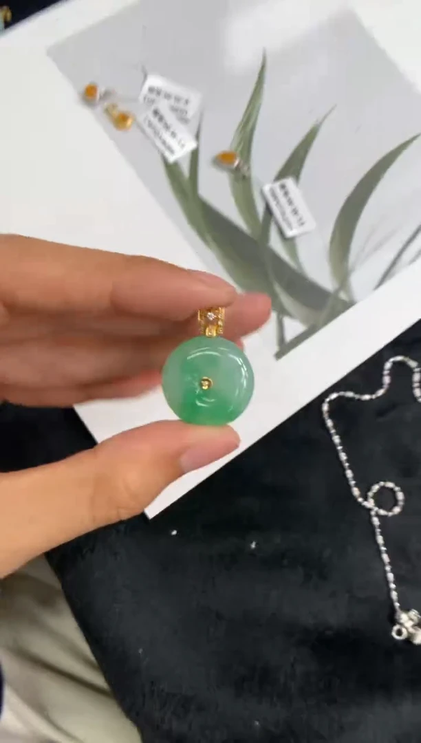 颈饰18K金镶嵌翡翠平安扣