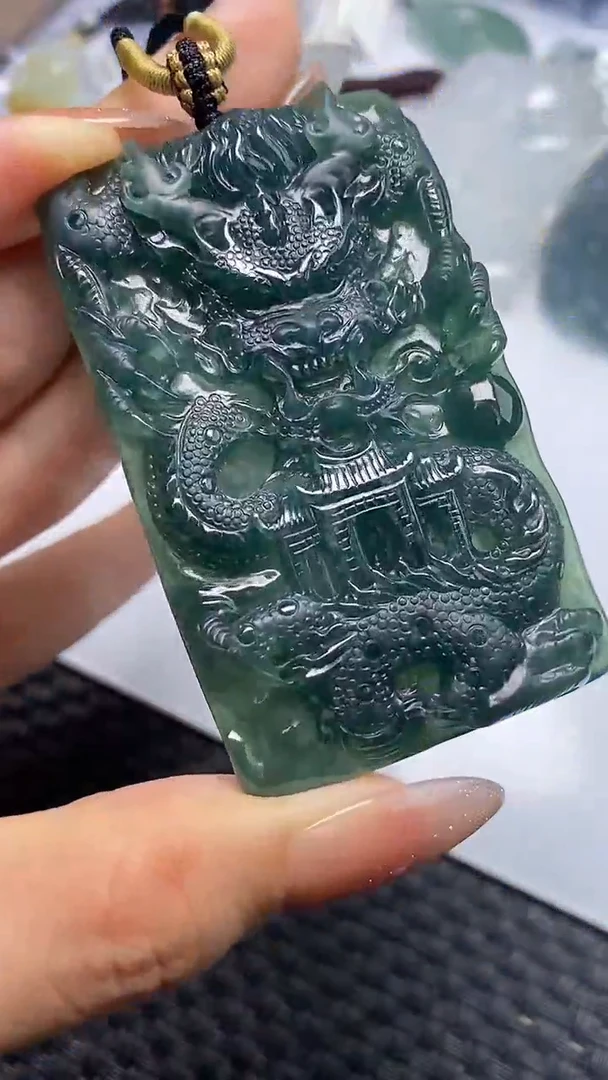 颈饰未镶嵌翡翠