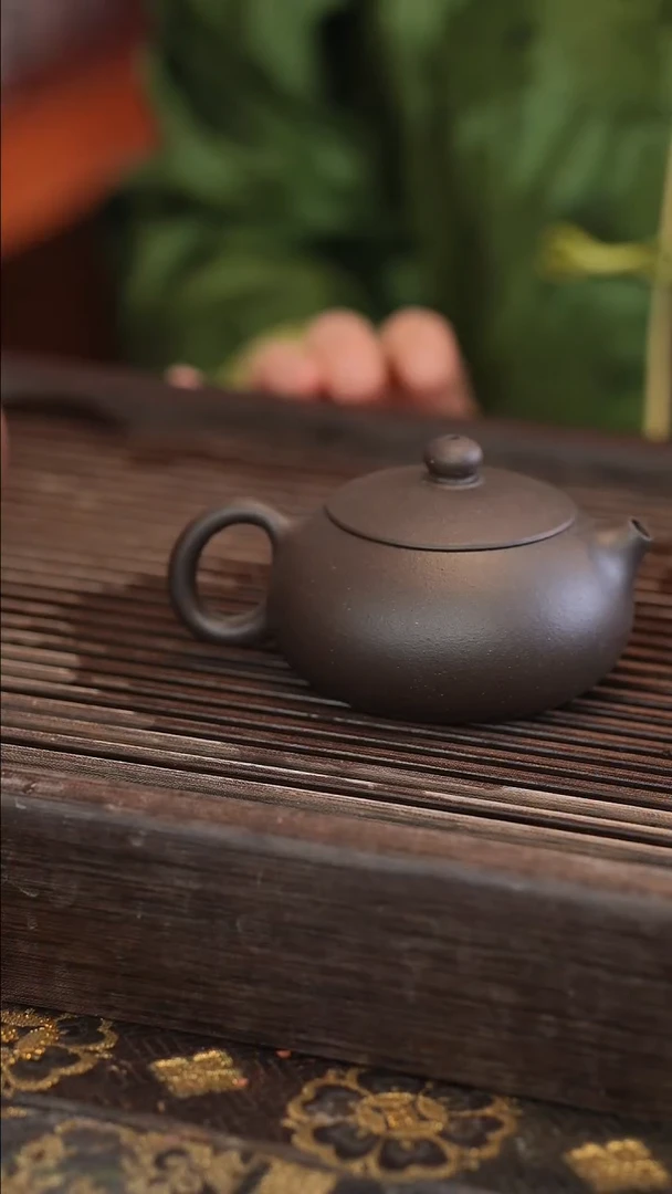 茶壶紫砂扁西施 黑金砂 半手工 140cc
