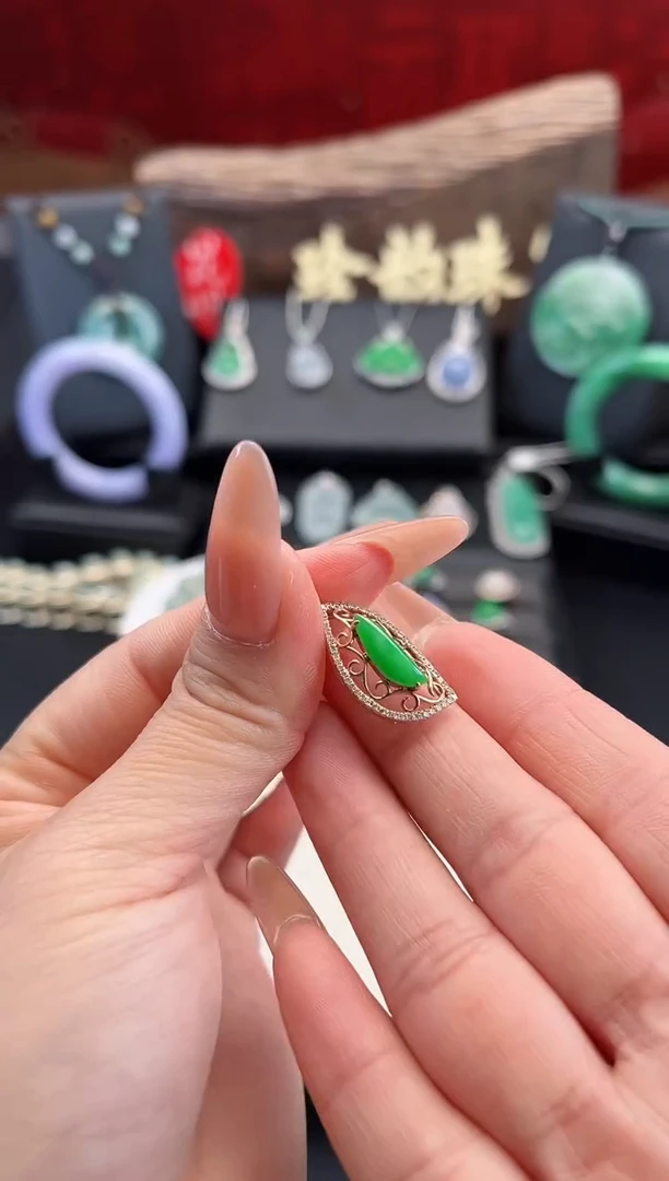 翡翠18K金镶嵌颈饰吊坠