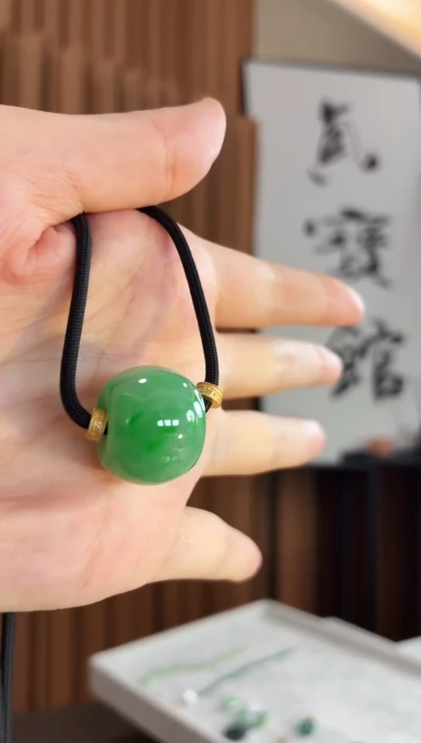 颈饰18K金镶嵌翡翠吊坠