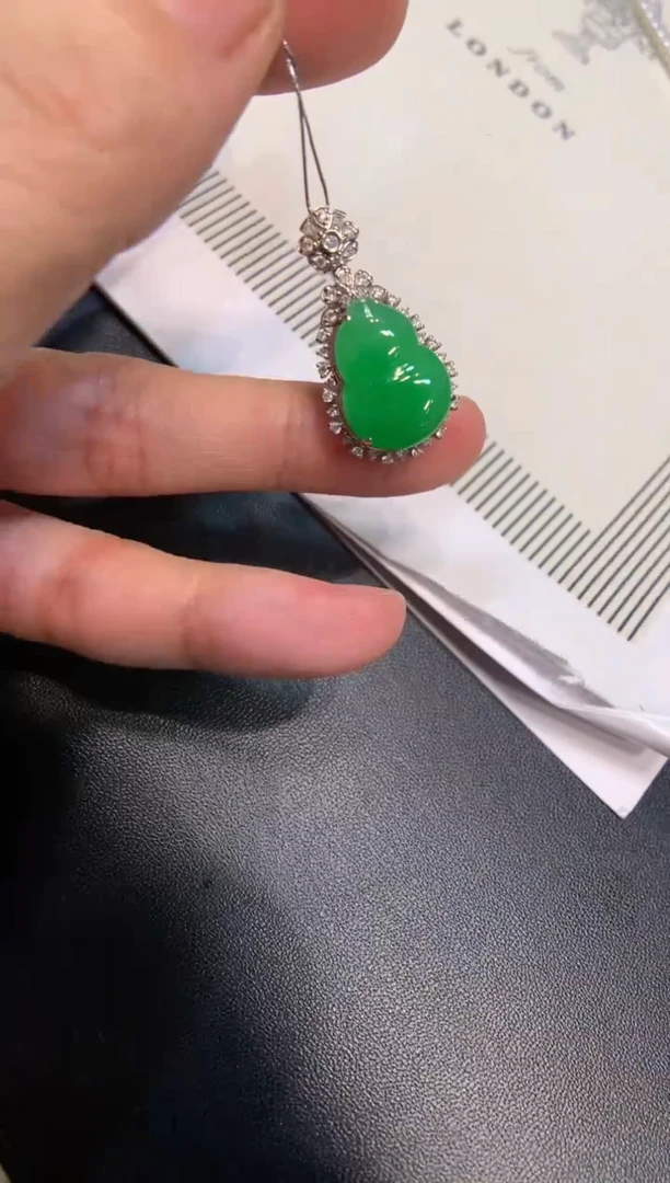 颈饰18K金镶嵌翡翠葫芦