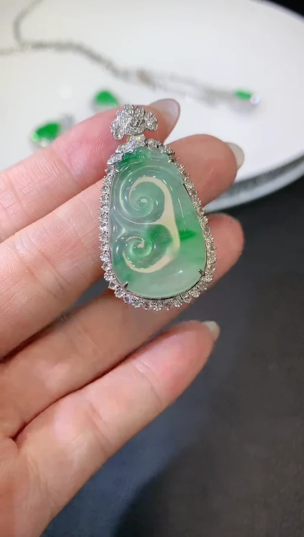 【闪购商品】翡翠吊坠(不含链)18K金镶嵌F1