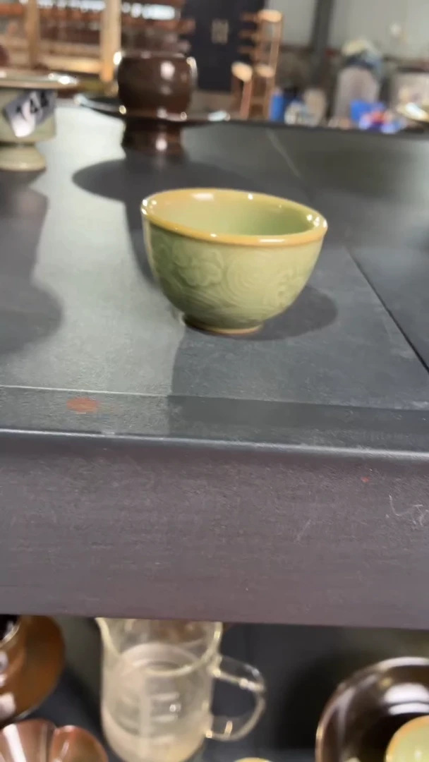 耀州窑仰山水波纹小酒盅