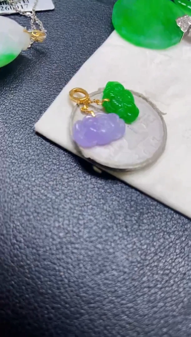 颈饰18K金镶嵌翡翠荷叶