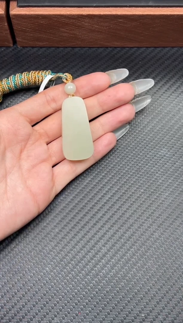 吊坠(赠链)未镶嵌和田玉且末微色差迪克兰一细吊坠