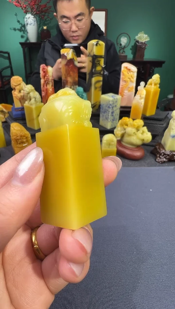 【闪购商品】青田石菜花黄瑞兽钮