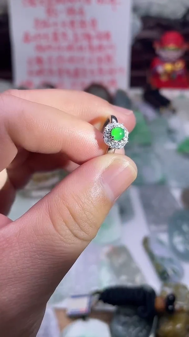 颈饰未镶嵌翡翠戒指