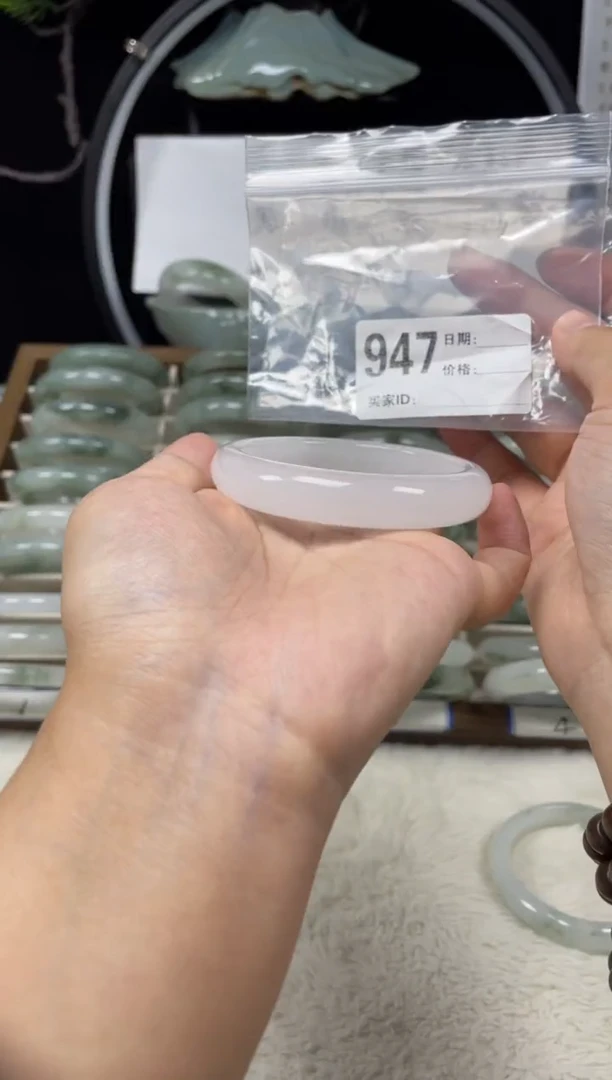 未镶嵌手镯石英质玉（天山翠）947