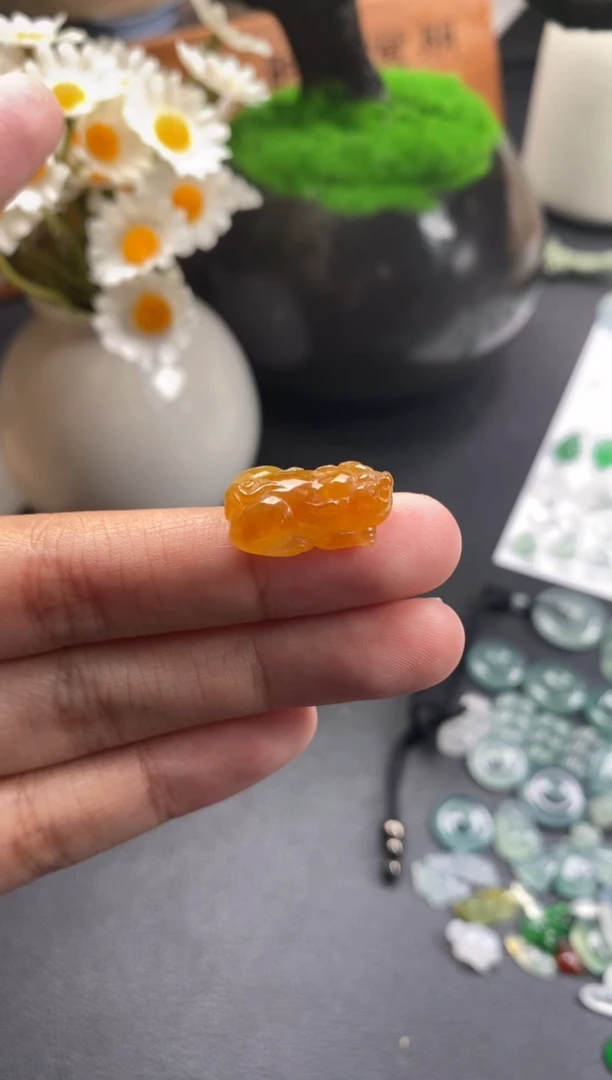 颈饰未镶嵌翡翠黄翡裸石