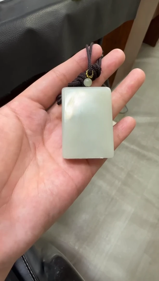 吊坠(赠链)未镶嵌和田玉近矿高清白牌子（产地直发）