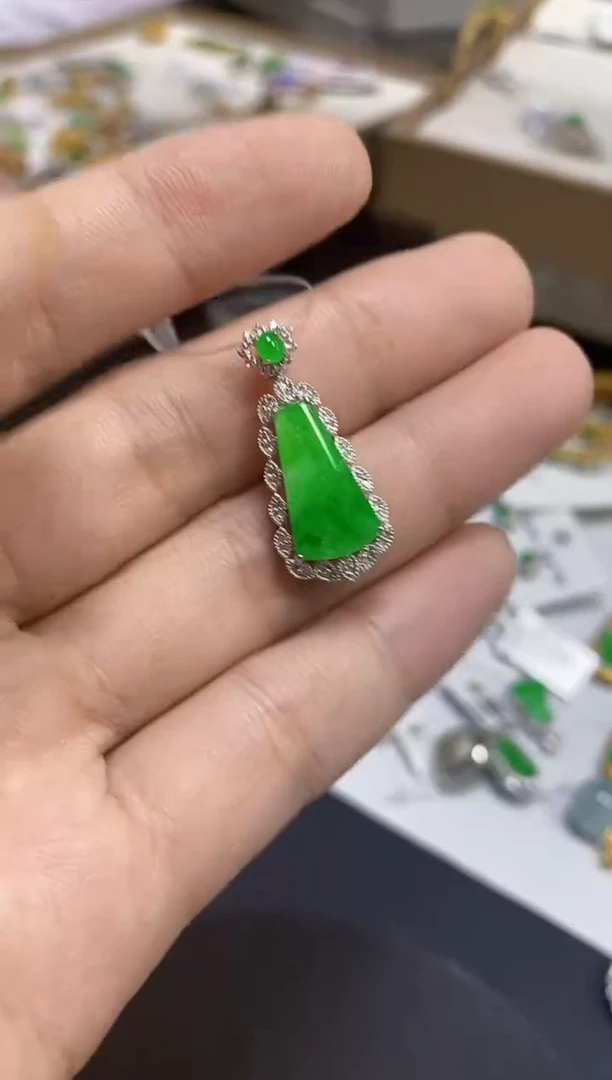 颈饰18K金镶嵌翡翠颈饰 18K金镶嵌 翡翠