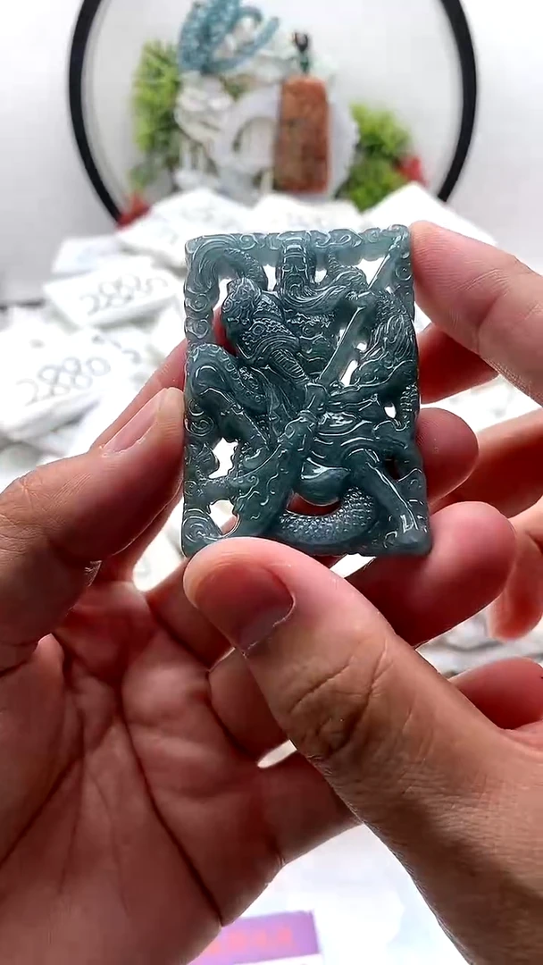 翡翠未镶嵌颈饰关公