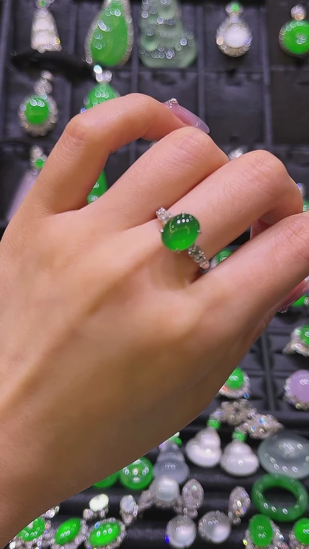 18K金镶嵌戒指翡翠戒指