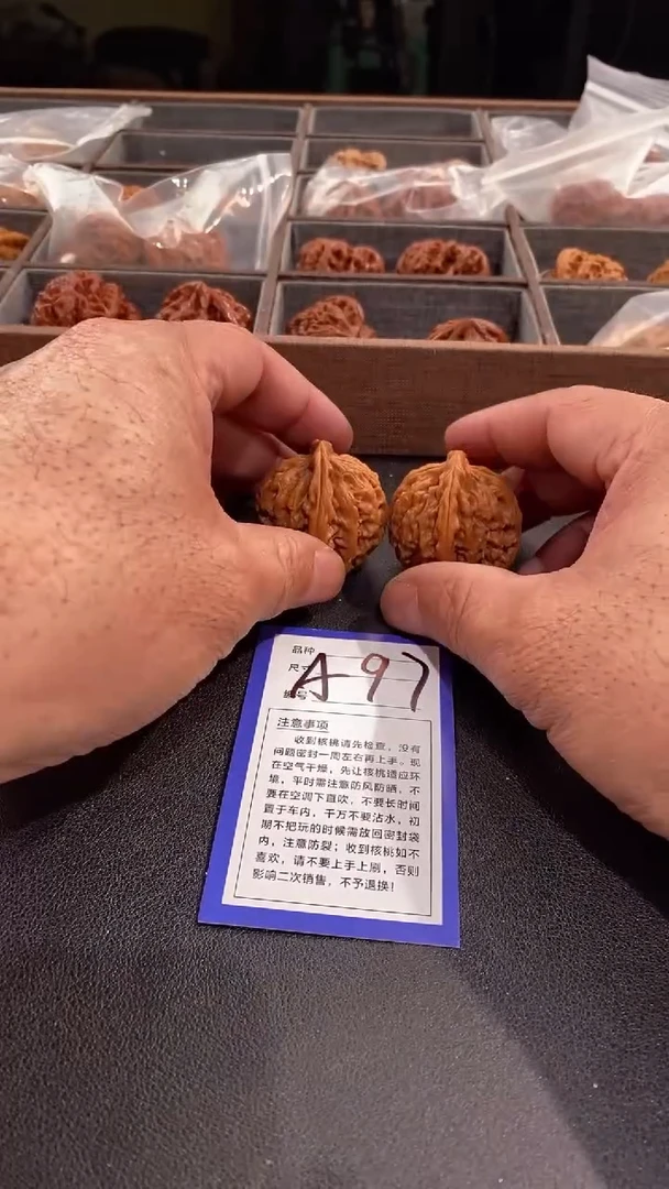 【闪购商品】文玩核桃吊坠红锦鲤
