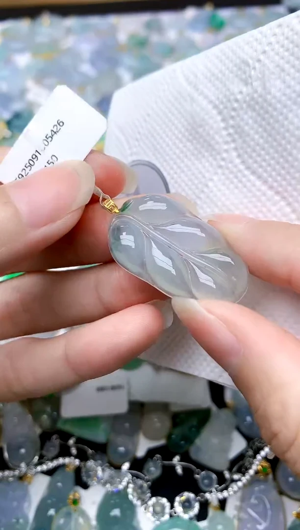 颈饰18K金镶嵌翡翠天然A货翡翠