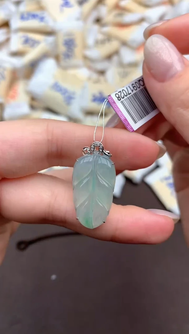 18K金镶嵌挂件翡翠—