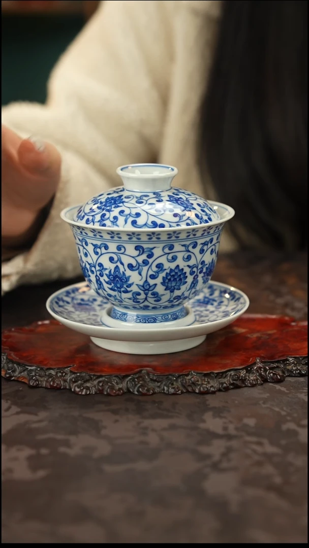 青花手绘缠枝莲主三才盖碗
