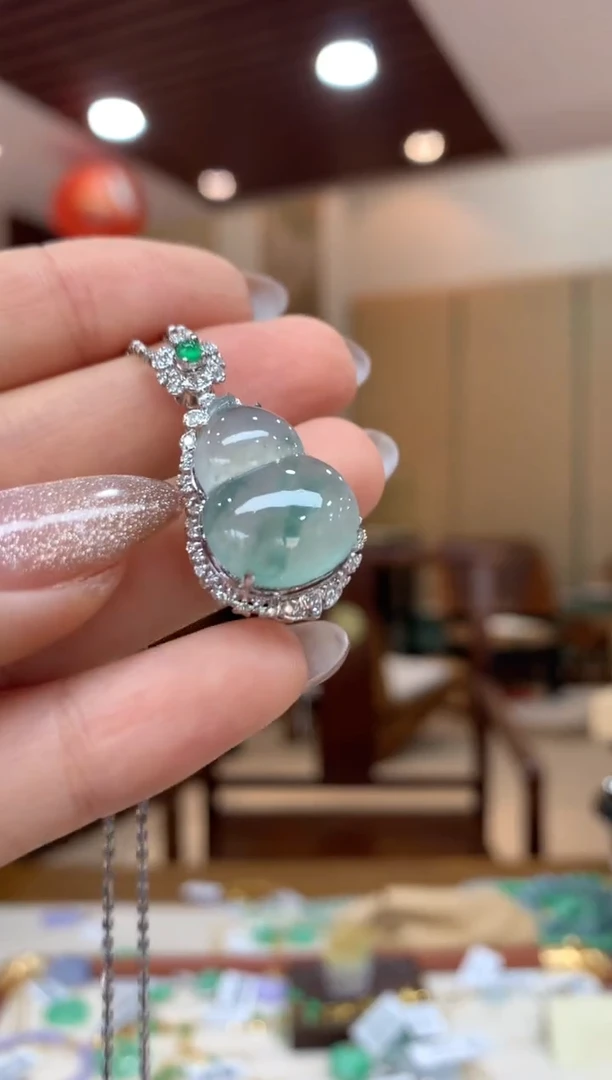 吊坠(不含链)18K金镶嵌翡翠葫芦