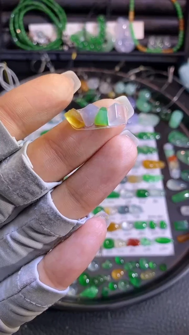 翡翠挂件未镶嵌切割