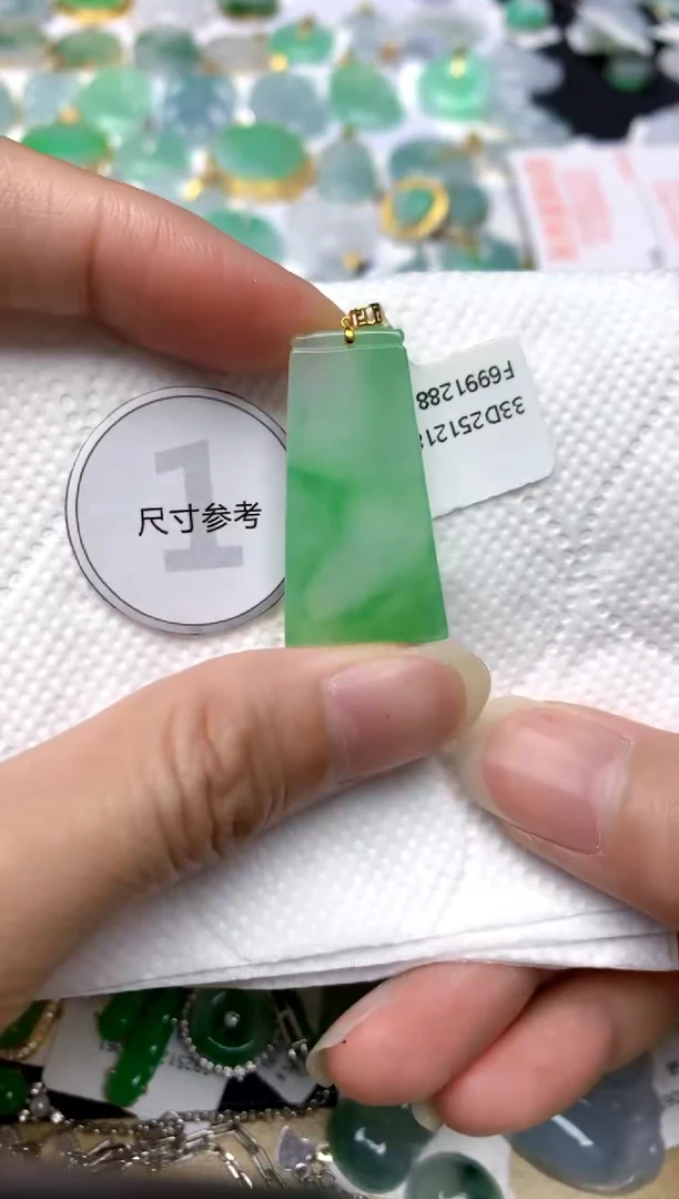 颈饰18K金镶嵌翡翠天然A货翡翠