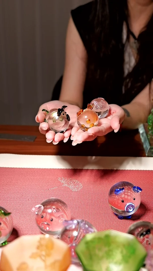有机玻璃琉璃五色猪颜色随机发茶摆件