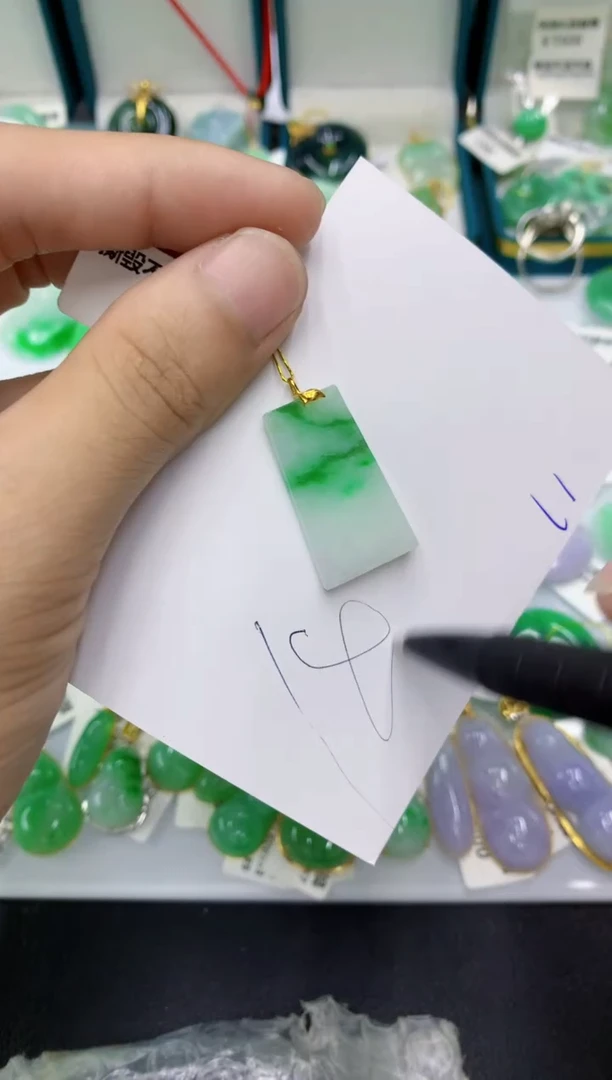翡翠18K金镶嵌颈饰11111111111