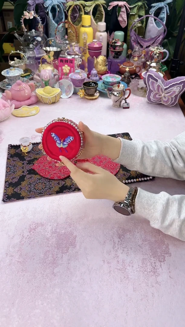 11红色蝴蝶圆木托带链