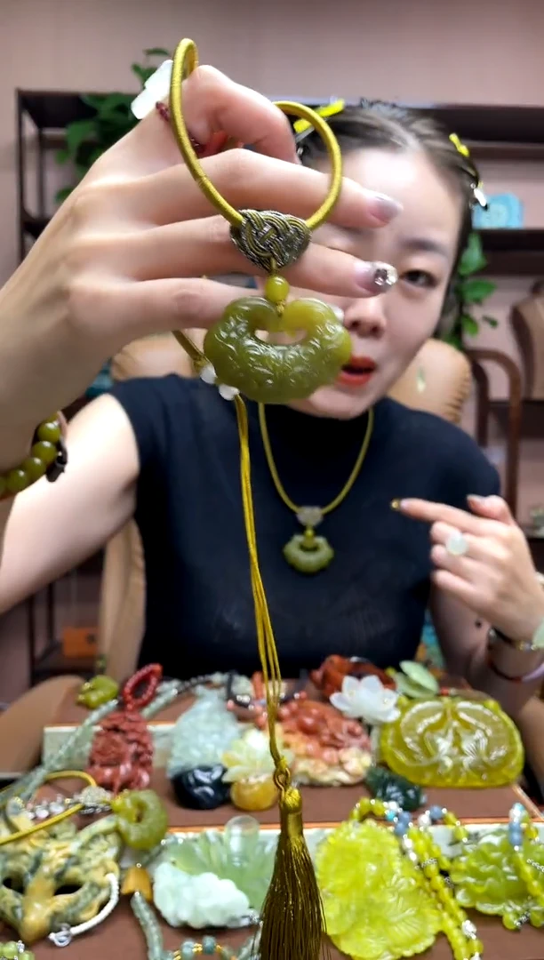未镶嵌岫玉吊坠多样性发货发其中之一