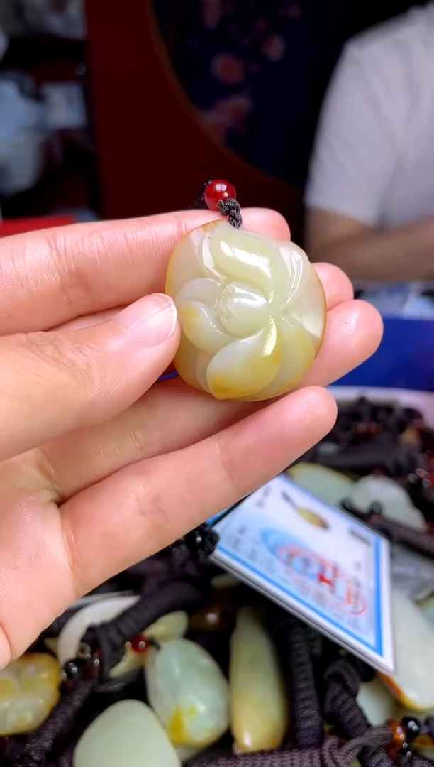 和田玉未镶嵌颈饰1