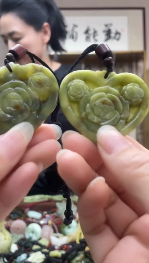 未镶嵌岫玉吊坠.