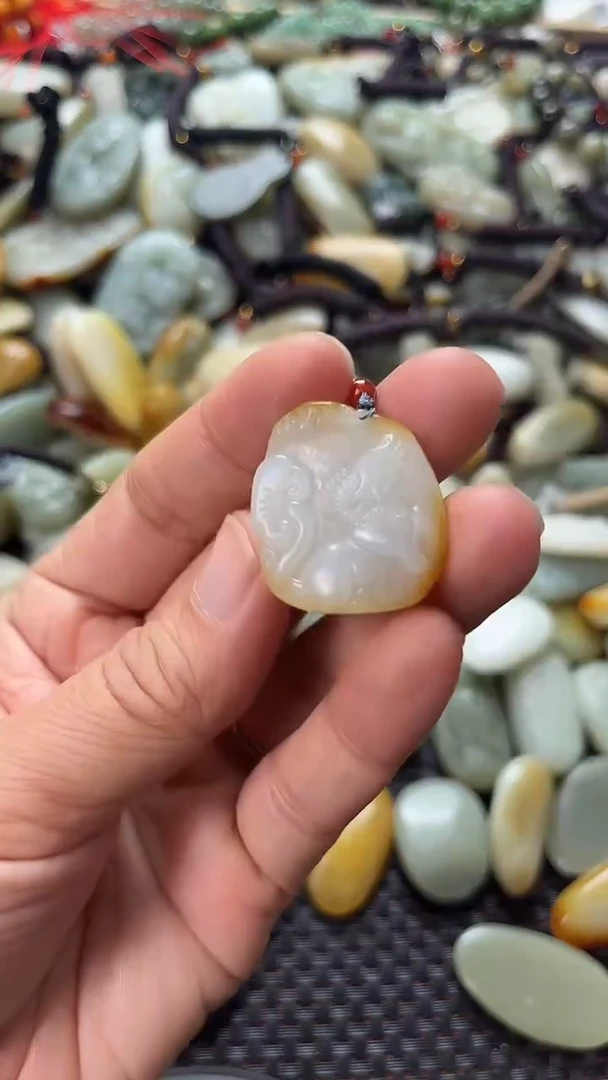 和田玉未镶嵌颈饰（多样性发一件）没有证书有瑕