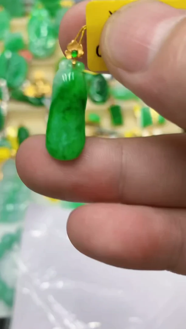 翡翠18K金镶嵌颈饰挂件