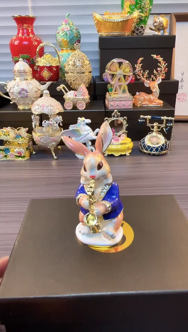 摆件七宝烧珐琅彩首饰盒    萨克斯兔