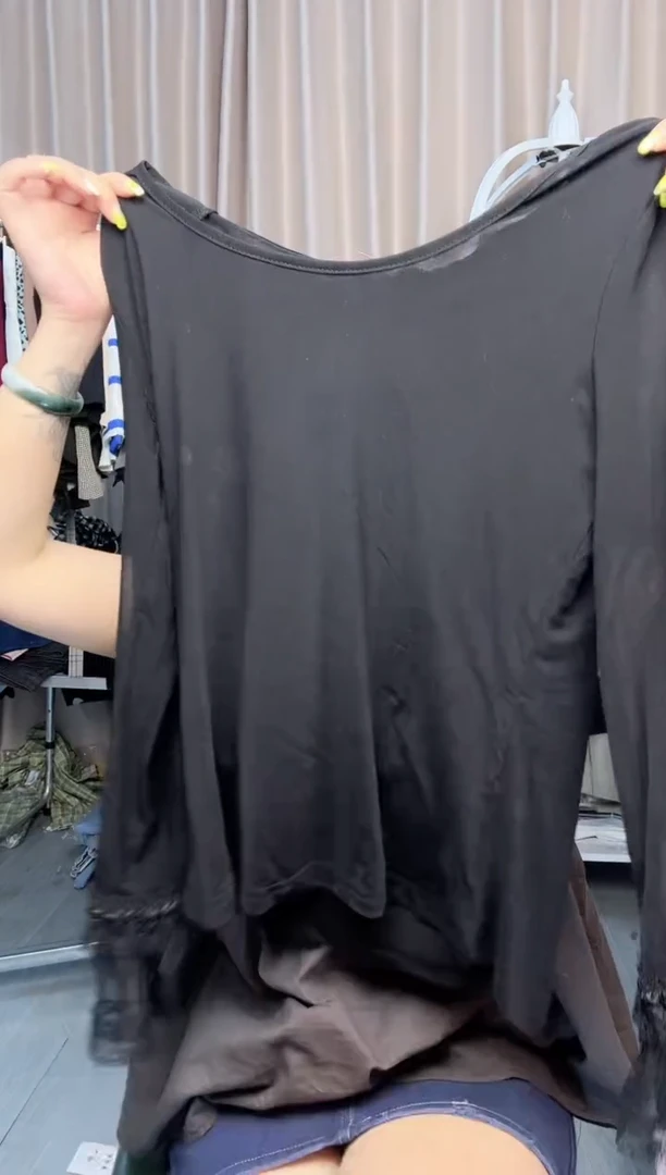 后*黑色蕾丝上衣