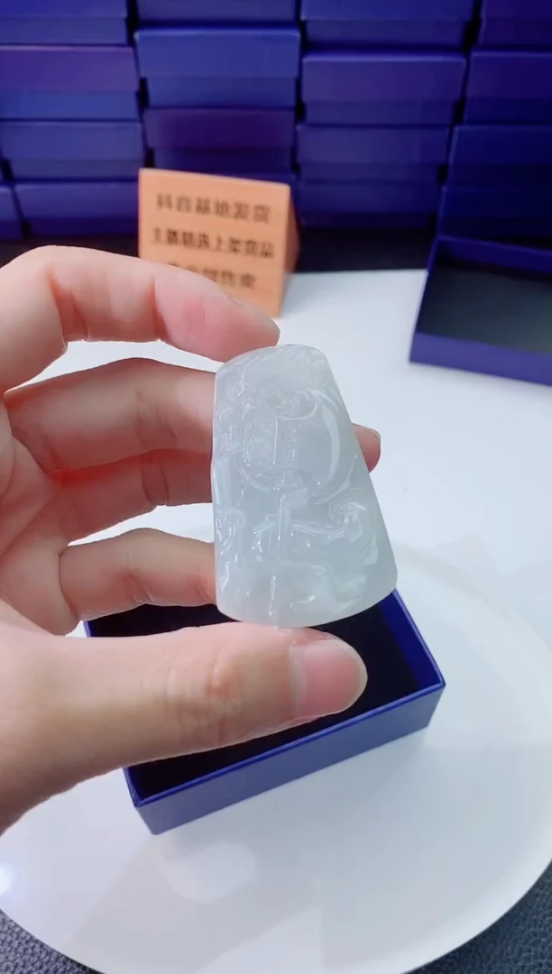 翡翠未镶嵌颈饰