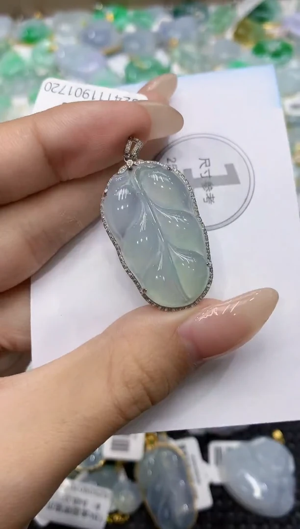 颈饰18K金镶嵌翡翠111111111111