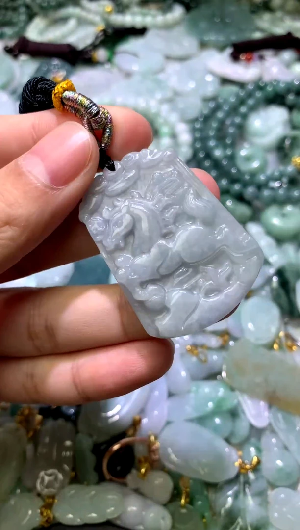 颈饰未镶嵌翡翠马牌