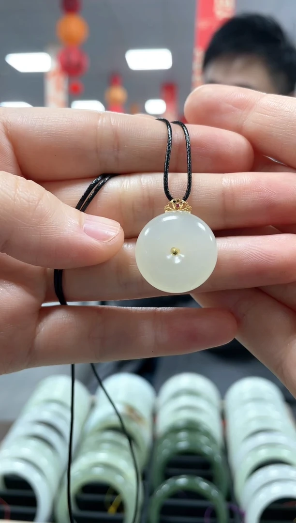 【闪购商品】和田玉颈饰18K金镶嵌平安扣吊坠一件