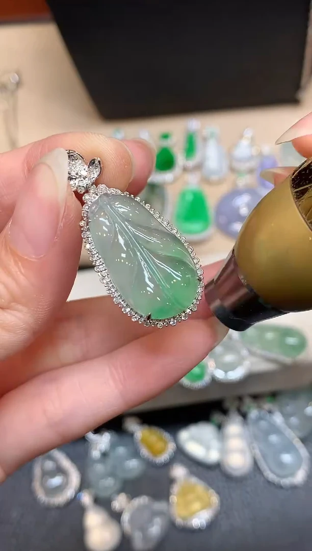 颈饰18K金镶嵌翡翠芭蕉叶【无服务费